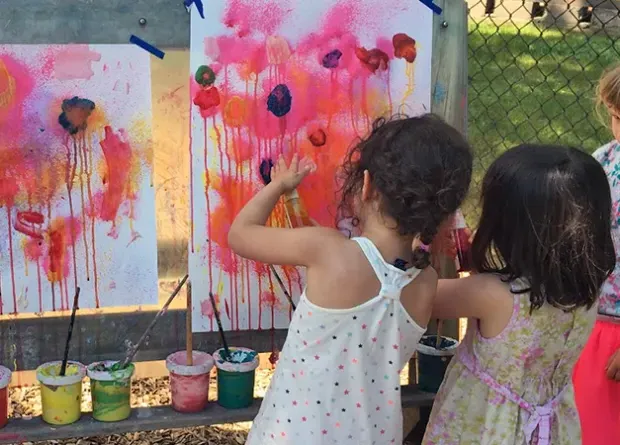 三个女孩在画红花